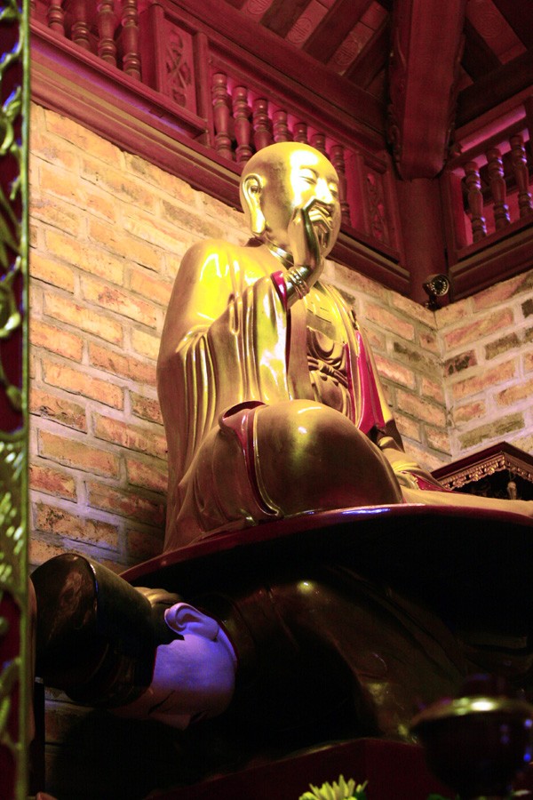 Vua Hy Tông từ đây hết sức sửa mình, tự nguyện đề nghị với hòa thượng Tông Diễn rằng nên làm một bức tượng mà trong đó, vua phủ phục dưới Phật, để thể hiện sự sám hối và sửa mình một cách cẩn trọng của ông.